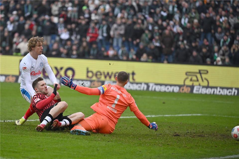 Benjamin Källman von Hannover 96 trifft zum 1:0 gegen Kiel.Swen Pförtner/dpa