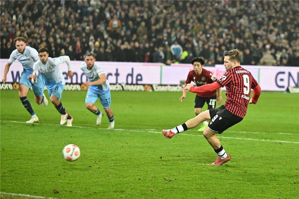 Benjamin Källman von Hannover 96 verschießt einen Foulelfmeter.Swen Pförtner/dpa