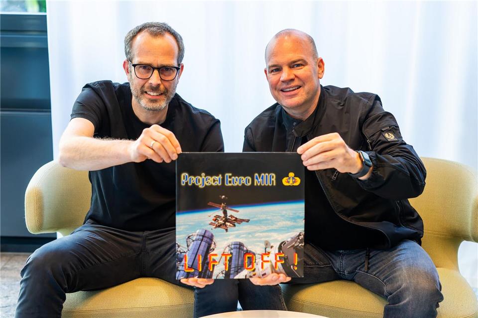 Benjamin Klug (l) und Christian Steiger (r) haben vor rund 30 Jahren den Achterbahn-Soundtrack geschrieben.Philipp von Ditfurth/dpa
