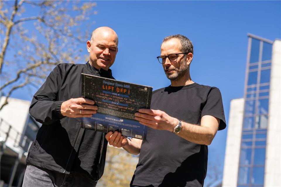 Benjamin Klugs (r) und Christian Steigers (l) Achterbahn-Song wurde damals auch auf Schallplatten und CDs verkauft.Philipp von Ditfurth/dpa