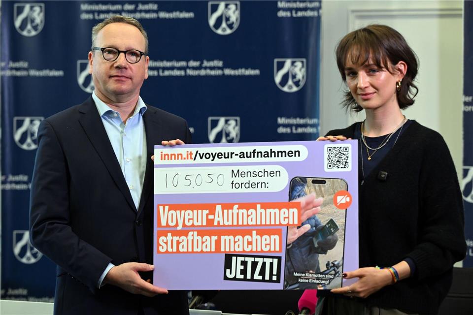 Benjamin Limbach und Yanni Gentsch. Nordrhein-Westfalen will sich in der anstehenden Justizministerkonferenz der Länder nachdrücklich für Strafen bei heimlichen voyeuristischen Aufnahmen und sexistischer Anmache auf offener Straße einsetzen. (Archivfoto)Federico Gambarini/dpa