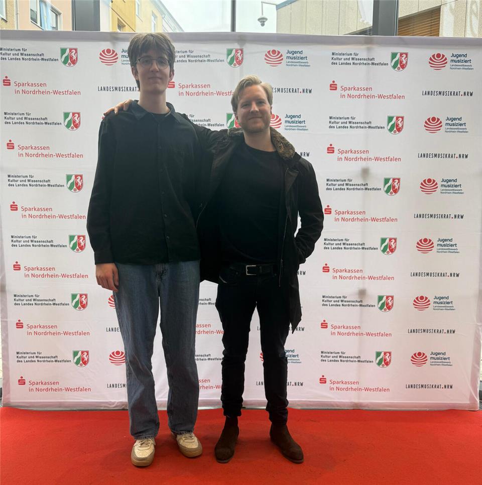 Benno Kämper (l.) freute sich mit seinem Lehrer Jonathan Zydek beim Landeswettbewerb in Dortmund über seinen 2. Platz.