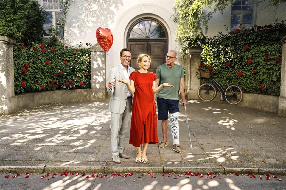 Benno Martius (Tim Bergmann, l.) und Dr. Justus Förster (Heino Ferch, r.) bringen Viola Bergers (Christina Große) Gefühle gehörig in Aufruhr.Hendrik Heiden/ZDF/dpa