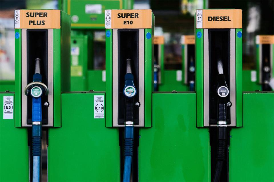 Benzin ist bereits seit einiger Zeit auf Rekordniveau, jetzt hat auch Diesel seinen alten Rekord aus dem April übertroffen.Robert Michael/dpa