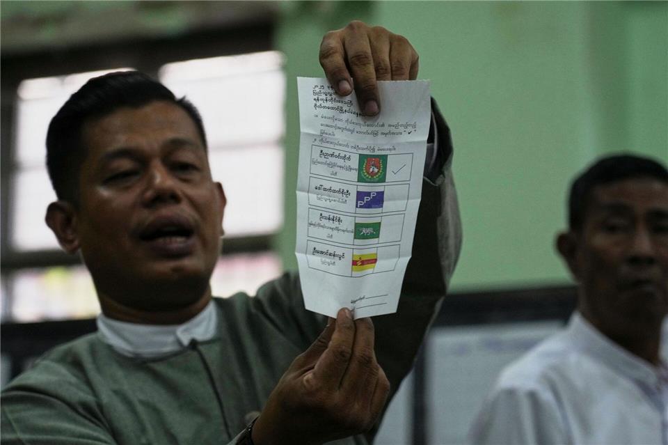 Beobachtern zufolge sollen viele Wähler von der Junta eingeschüchtert worden sein. Thein Zaw/AP/dpa