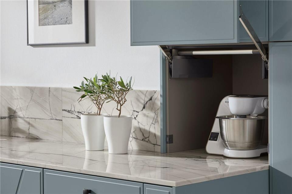 Bequem: Aufsatzschränke bieten eine Aufbewahrungsmöglichkeit für schwere Küchengeräte.Ballerina Küchen/dpa-tmn