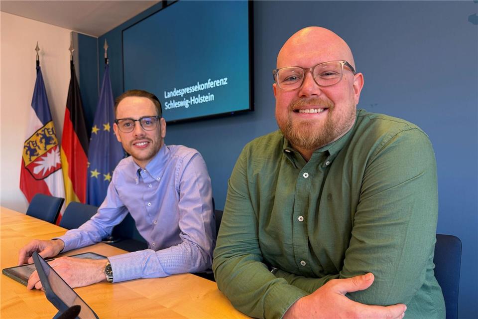 Berater Felix Fischer (rechts) und Projektleiter Joshua Vogel haben das neue Monitoring rechter Angriffe in Schleswig-Holstein vorgestellt.André Klohn/dpa