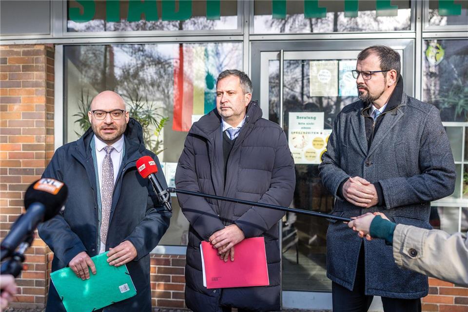 Beratungen zu Konsequenzen angesichts von Gewaltvorfällen an Schulen in Cottbus - mit Innenminister Wilke (von links), Oberbürgermeister Schick und Bildungsminister Freiberg. Frank Hammerschmidt/dpa