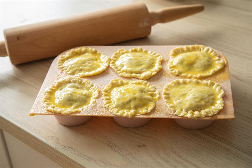 Bereit für den Ofen: Als Appetizer haben die Pasteten in der Muffinform die perfekte Größe.Christin Klose/dpa-tmn