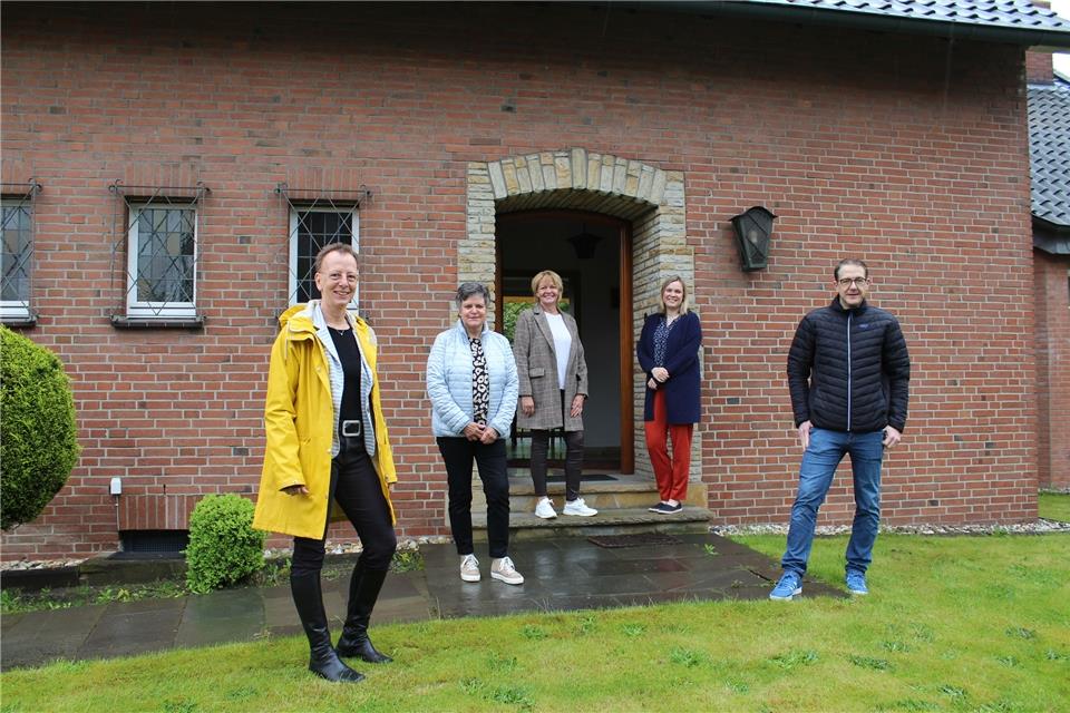 Bereiten die Vermietung des Hauses vor (v. l.): Jutta Bonhoff, Ruth Beering, Ute Heidermann-Rösler, Katrin Bonhoff und Heiko Gudel.