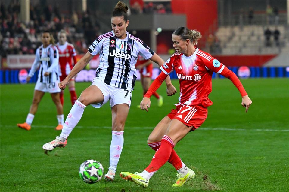 Videobeweis in der Nachspielzeit rettet Bayern gegen Juve Bereitete das 1:0 vor: Bayerns Klara Bühl (r.).Sven Hoppe/dpa