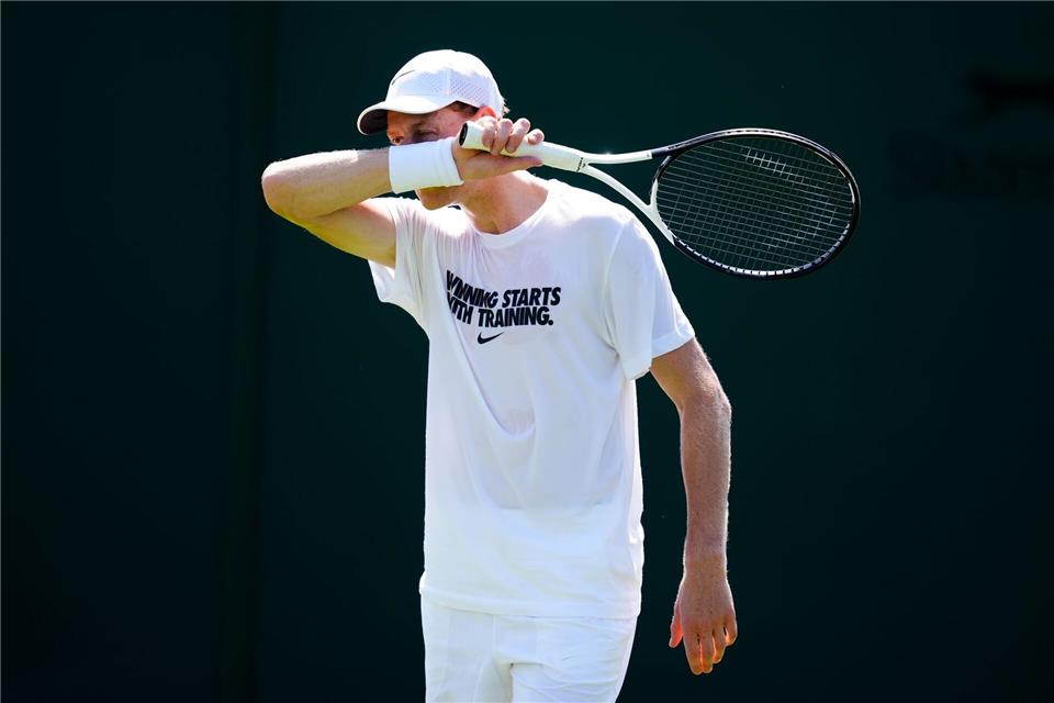 Bereitete sich in Wimbledon intensiv vor: Vorjahressieger Jannik Sinner. John Walton/PA Wire/dpa
