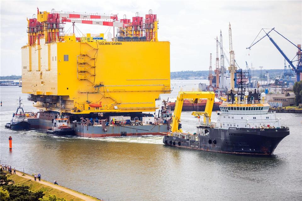 Bereits 2017 war eine in Mecklenburg-Vorpommern gebaute riesige Konverterplattform in Rostock-Warnemünde ausgeschifft worden. (Archivbild)picture alliance / Jens Büttner/dpa-Zentralbild/dpa