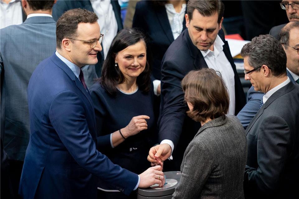 Bereits 2020 stimmte der Bundestag über neue Organspenderegeln ab - hier Jens Spahn (CDU), damals Gesundheitsminister, neben Gitta Connemann (CDU) bei der Abstimmung. (Archivfoto)Kay Nietfeld/dpa