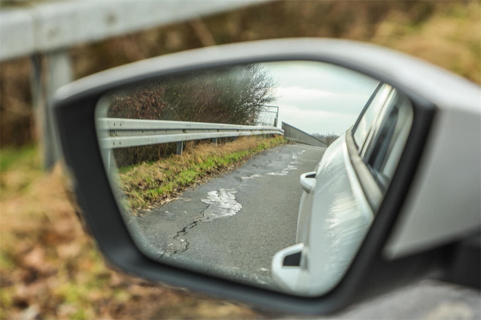 Bereits 2024 hatte das BBV berichtet, dass sich in der Fahrbahn der Auffahrt auf die Brücke an der Heßlingsstegge immer wieder Risse bilden