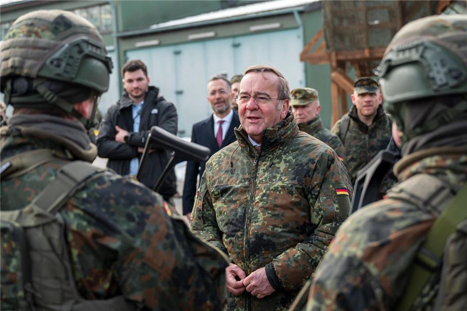 Bereits 40.000 Fragebögen hat die Bundeswehr laut Pistorius schon an potenzielle neue Soldatinnen und Soldaten versendet. Daniel Vogl/dpa