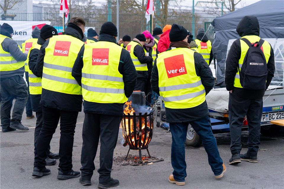Bereits Anfang Februar organisierte die Verdi einen Warnstreik. (Archivbild)Georg Moritz/dpa