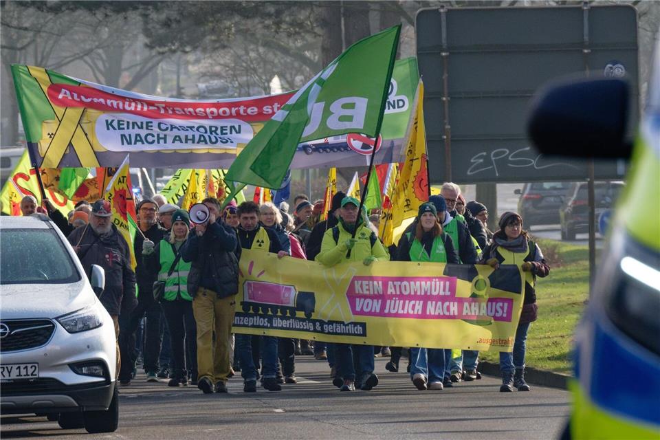 Bereits Ende Januar hatten Demonstrierende gegen Castor-Transporte protestiert. (Archivbild)Henning Kaiser/dpa