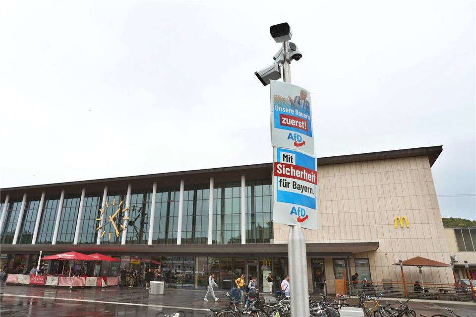 Bereits Ende Oktober 2024 setzte die bayerische Polizei eine Arbeitsgruppe ein, die an Kriminalitätsbrennpunkte in Innenstädten und rund um Bahnhöfe – wie hier in Würzburg – mehr Sicherheit schaffen soll. (Symbolbild)Karl-Josef Hildenbrand/dpa