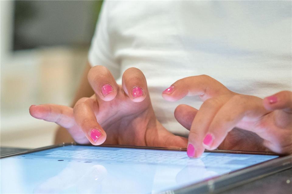Für starke Kinder gegen Gefahren aus dem Internet Bereits Grundschulkinder sollen das richtige Chatten und Nachrichten verschicken lernen. (Symbolbild)Mohssen Assanimoghaddam/dpa