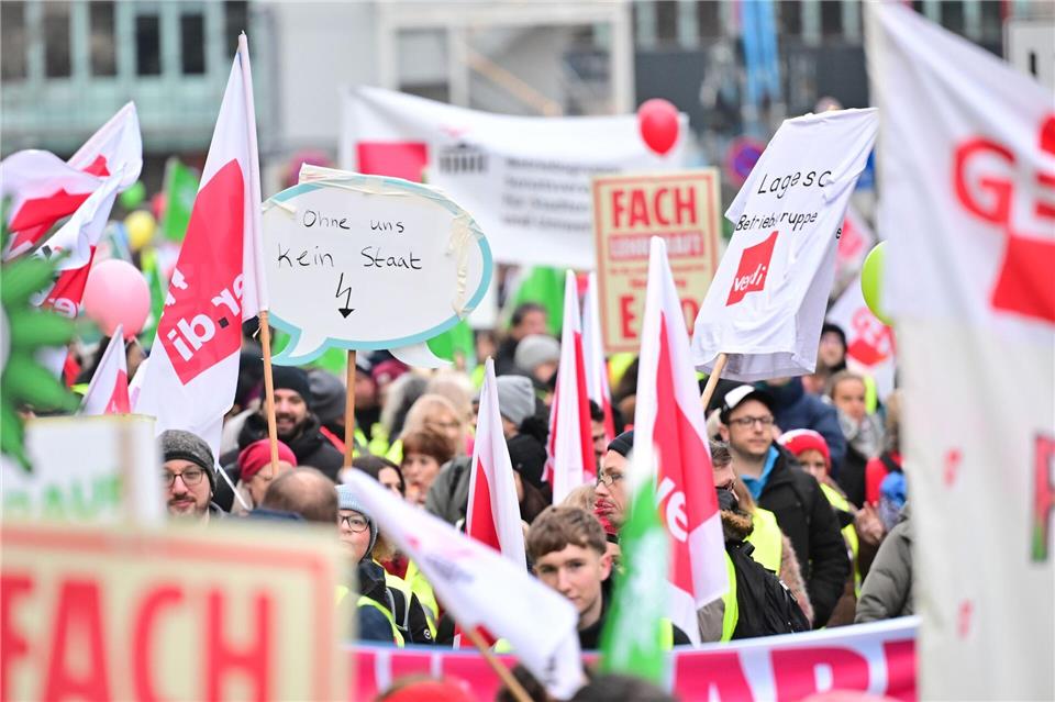 Bereits am 18. Dezember hatten Gewerkschaften im Rahmen der aktuellen Tarifrunde zu einem Warnstreik im öffentlichen Dienst Berlins aufgerufen. (Archivbild)Sebastian Christoph Gollnow/dpa
