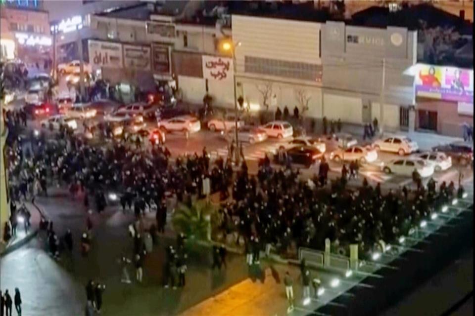 Bereits am Donnerstag war es in der Hauptstadt des Irans zu massiven Protesten gegen die Staatsführung gekommen.Uncredited/UGC/AP/dpa