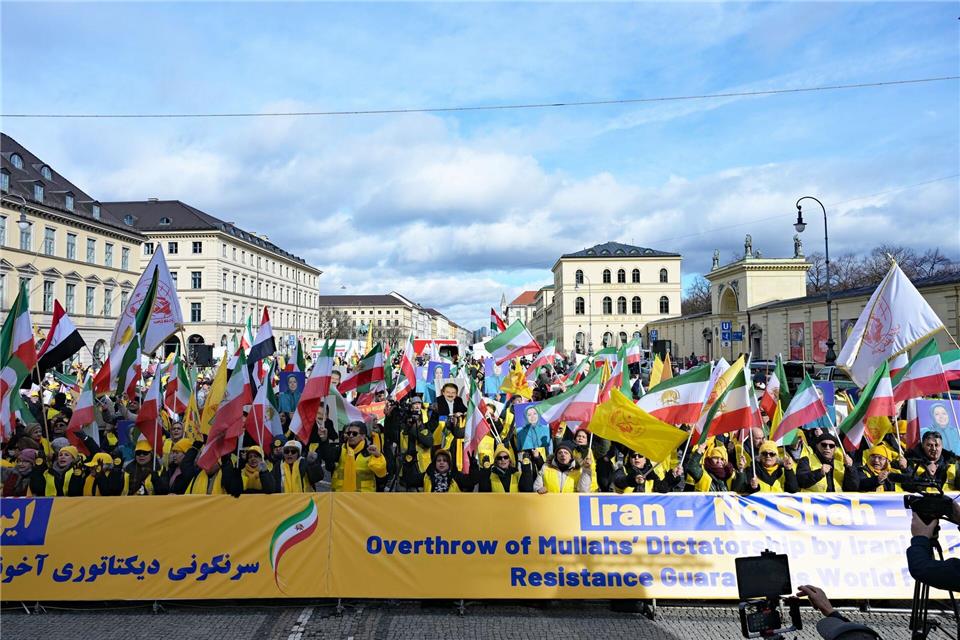 Bereits am Freitag demonstrierten Menschen in der Münchner Innenstadt anlässlich der Münchner Sicherheitskonferenz. Am Samstag soll es nach Veranstalterangaben eine Versammlung mit 100.000 Teilnehmerinnen und Teilnehmern zur politischen Situation im Iran geben.Malin Wunderlich/dpa