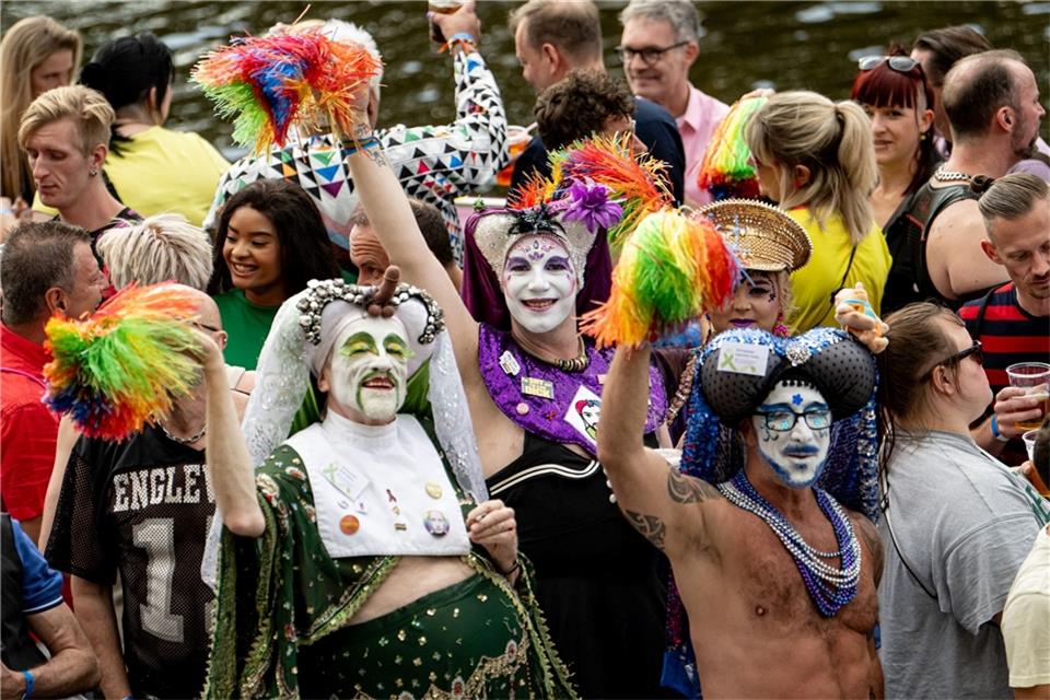 Bereits am Freitag feierten Menschen im Vorfeld des Christopher Street Days auf der Spree für queere Vielfalt auf einem Schiff.