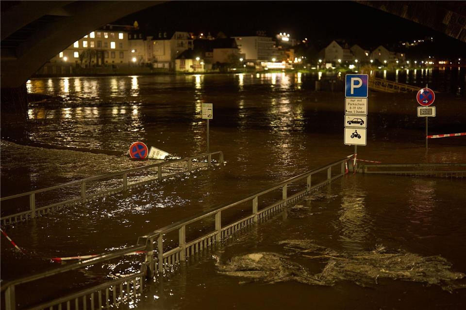 Bereits am Montag trat die Mosel, wie hier in Cochem, über die Ufer.Thomas Frey/dpa