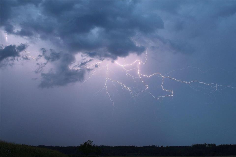 Bereits am Nachmittag sind in manchen Regionen Gewitter möglich. (Symbolbild)Alexander Wolf/onw-images/dpa