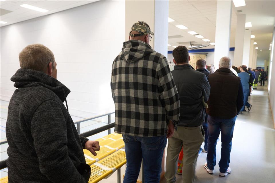 Bereits am ersten Tag der Reihenuntersuchung kamen zahlreiche Männer nach Niederzissen.Thomas Frey/dpa