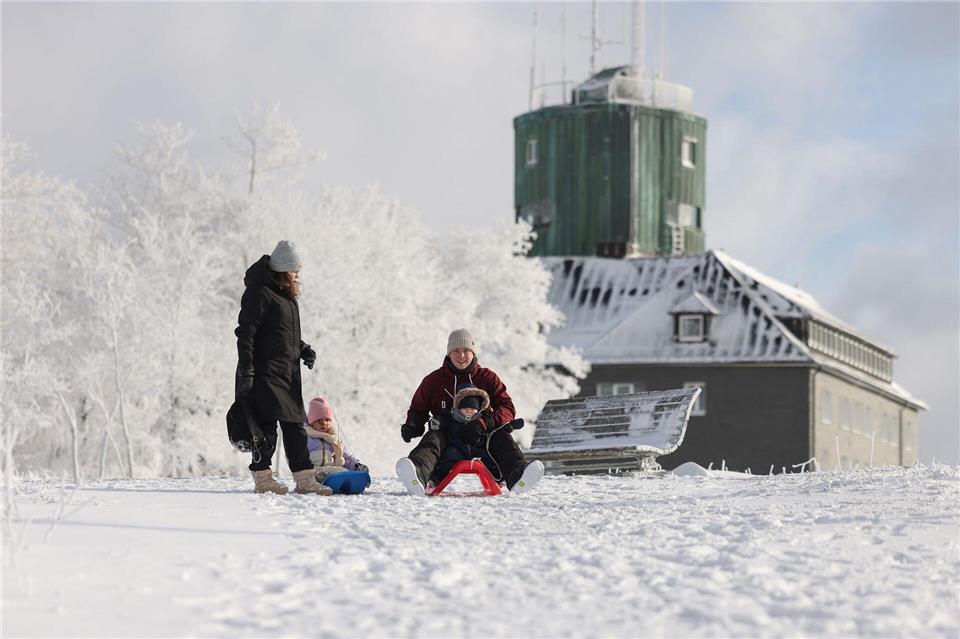 Bereits am vergangenen Wochenende reichte die Schneedecke vielerorts für eine kleine Rutschpartie - hier am Kahlen Asten (Archivbild)Rene Traut/dpa