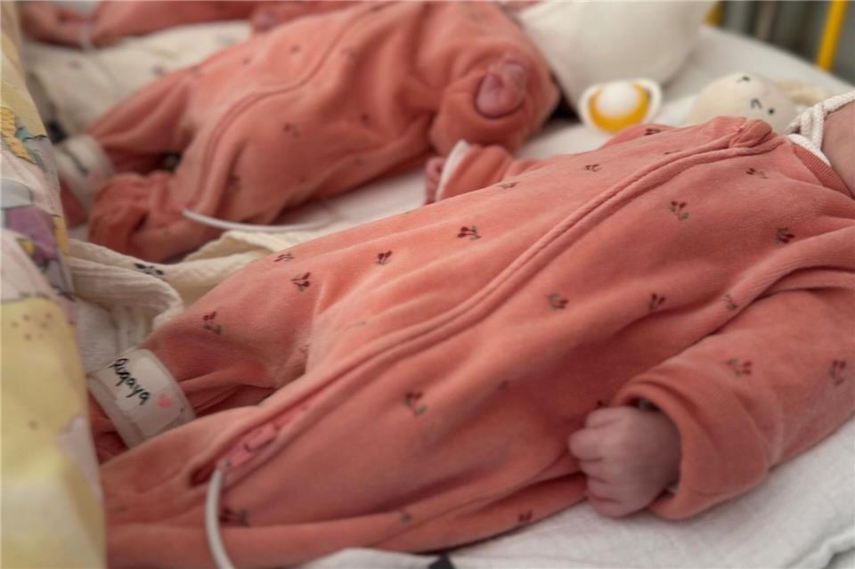 Bereits bald können die Babys zu ihren Eltern nach Hause.--/Klinikverbund Südwest/dpa