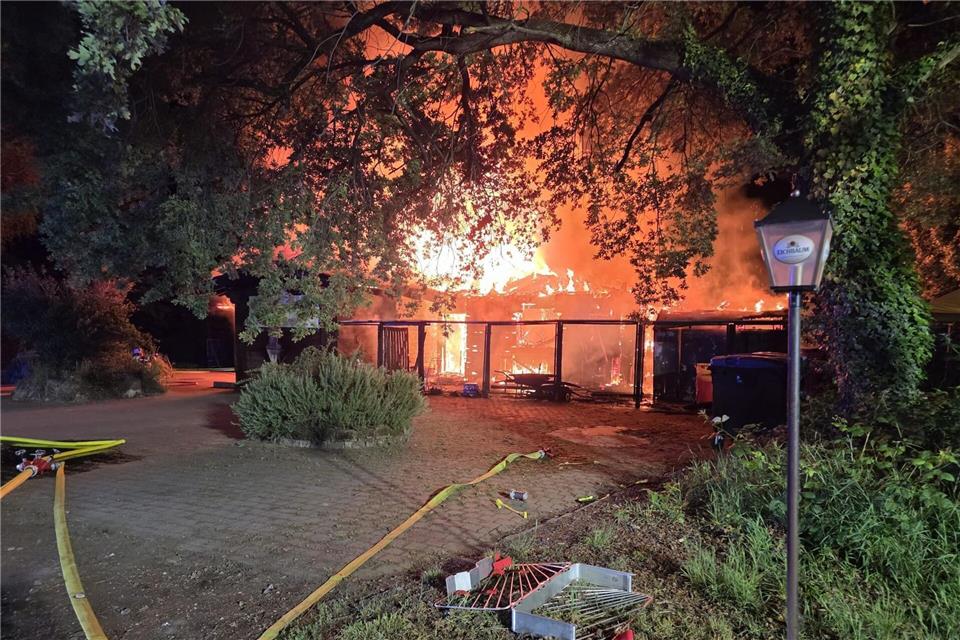 Bereits beim Ankommen der Feuerwehrleute soll die ganze Gaststätte in Flammen gestanden haben. Feuerwehr Speyer/dpa