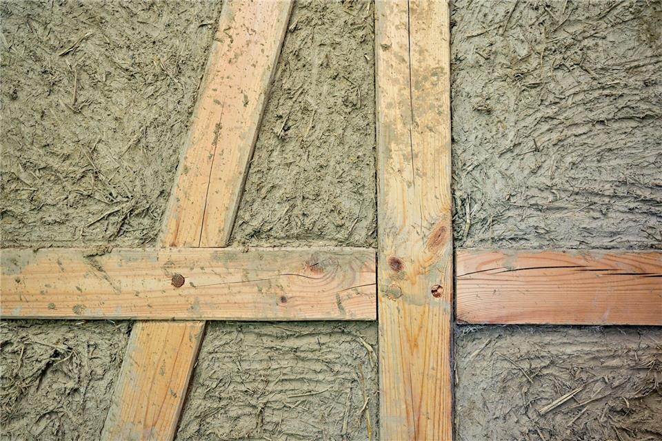Bereits beim Bauen die Energiebilanz im Blick behalten: Wände kann man etwa mit natürlichen Materialien wie Holz, Stroh und Lehm dämmen. picture alliance/dpa
