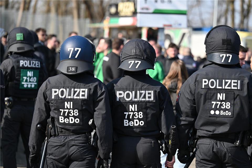 Rot-Grün will Kennnummern für Polizisten testen Bereits heute kommen bei der Polizei in spezialisierten Einheiten individuelle taktische Kennzeichnungen zum Einsatz. (Symbolbild)Swen Pförtner/dpa