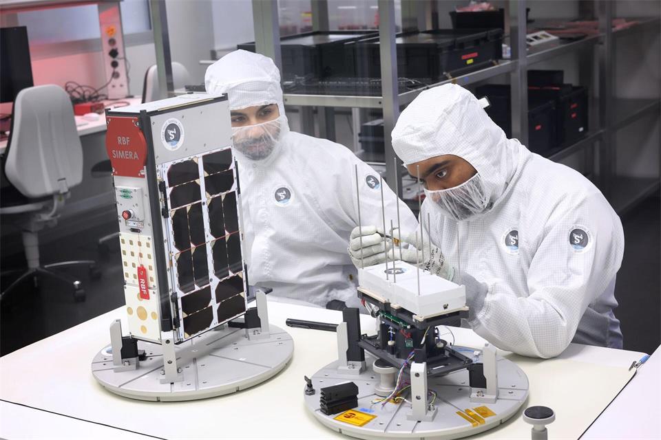 Bereits heute sind Mini-Satelliten aus Würzburg im All unterwegs. Geht es nach den Freien Wählern, soll der Freistaat bei der Erforschung und Produktion solcher Fluggeräte künftig europaweit an der Spitze stehen. (Archivbild)Karl-Josef Hildenbrand/dpa