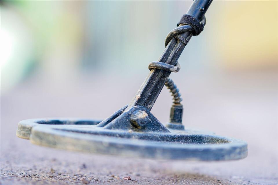 Bereits im August seien Spuren einer illegalen Begehung mit einer Metallsonde auf den Flächen der damaligen Ausgrabungsfläche beobachtet worden. (Symbolbild)Uwe Anspach/dpa