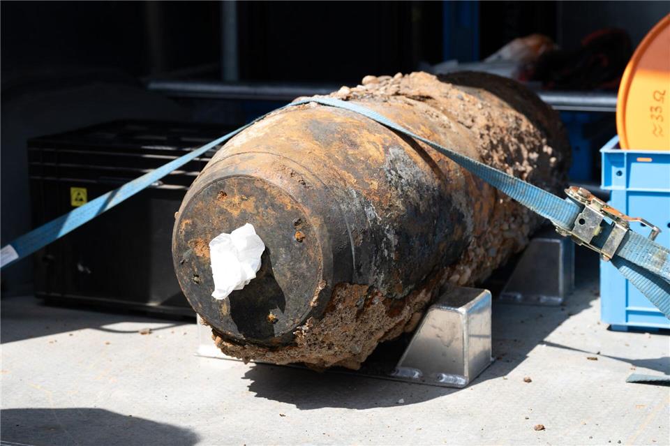 Bereits im August vergangenen Jahres war eine Weltkriegsbombe im Umfeld der früheren Carolabrücke gefunden und entschärft worden. Nun droht erneut eine Evakuierung. (Archivbild)Sebastian Kahnert/dpa