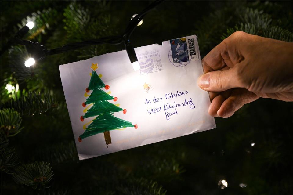 Bereits im Laufe des Jahres kommen Briefe aus aller Welt an. (Archivbild)Sina Schuldt/dpa