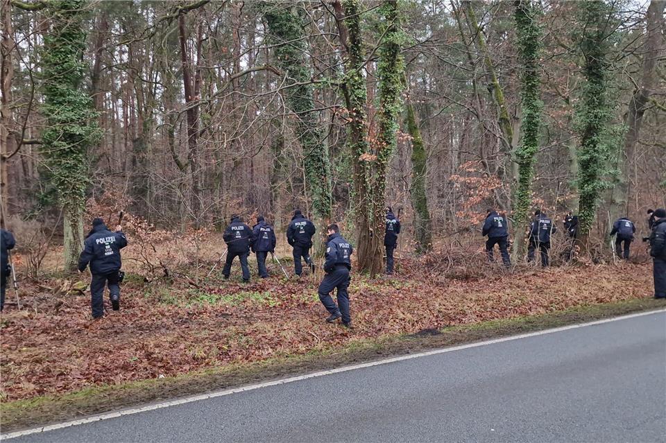 Bereits im vergangenen Jahr suchten Polizisten nach einem seit 2024 vermissten Mann aus Rathenow im Havelland. (Archivbild) Cevin Dettlaff/dpa