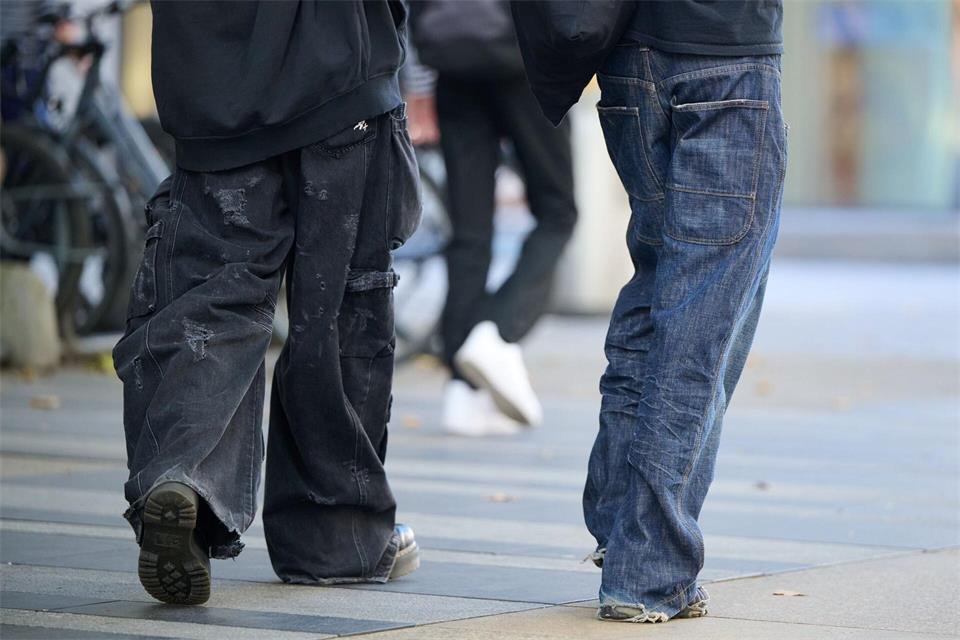 Bereits in den 1990er und 2000er Jahren waren die sogenannten Baggy Pants angesagt. Heute heißt der Trend allerdings „saggen“.Katharina Kausche/dpa