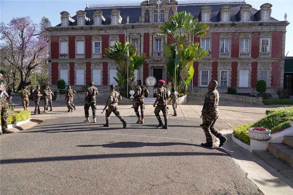 Militär übernimmt Macht in Madagaskar Bereits in der Vergangenheit spielte die Spezialeinheit Capsat eine Rolle bei Machtwechseln im Inselstaat.Brian Inganga/AP/dpa