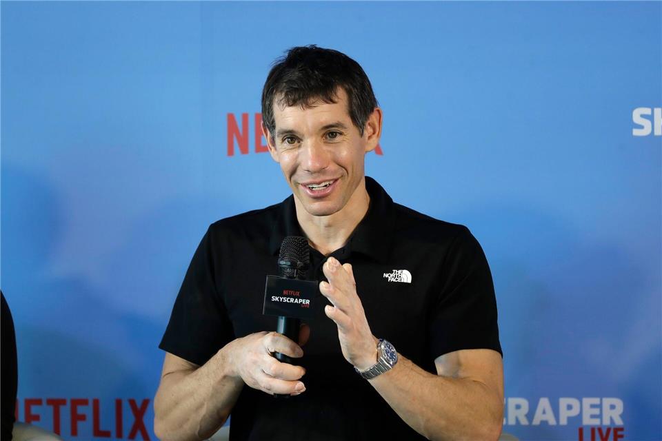 Bereits kurz nach seinem waghalsigen Aufstieg gab Alex Honnold sichtlich entspannt eine Pressekonferenz.Chiang Ying-ying/AP/dpa