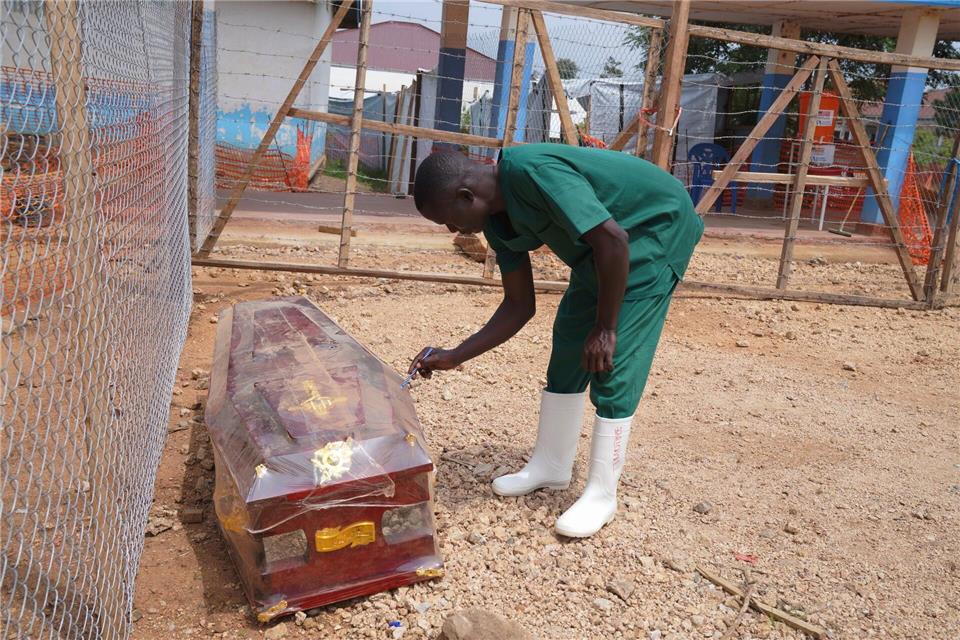 Bereits mehr als 2.000 Menschen starben im Kongo an Ebola. (Archivbild)Dieudonne Dirole/AP/dpa