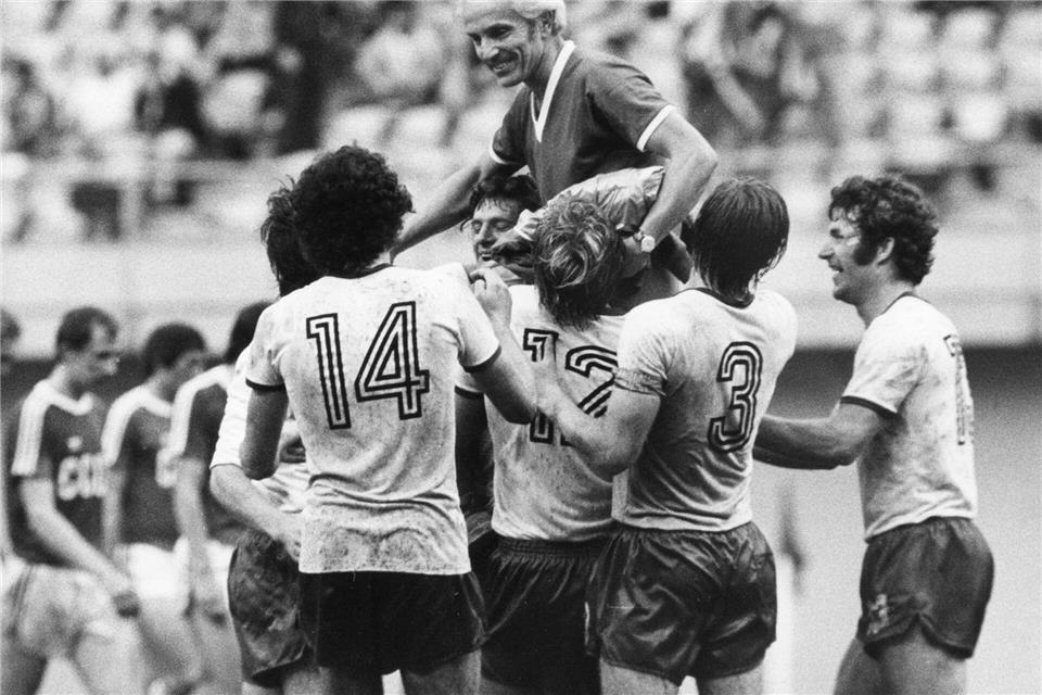 Bereits nach dem Sieg gegen die UDSSR im Halbfinale wurde Trainer Georg Buschner vom Team gefeiert. (Archivbild)picture-alliance / dpa