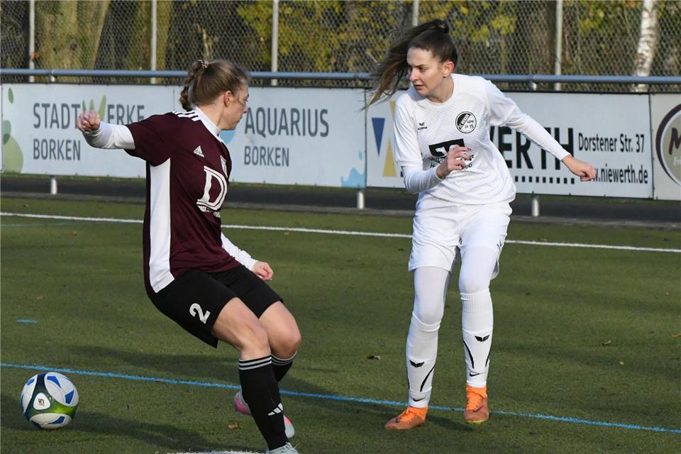 Bereits nach vier Minuten brachte Michelle Ewering (rechts) den SC Reken in Grumme mit 1:0 in Führung. Am Ende unterlag der Bezirksligist aber doch noch mit 1:2.