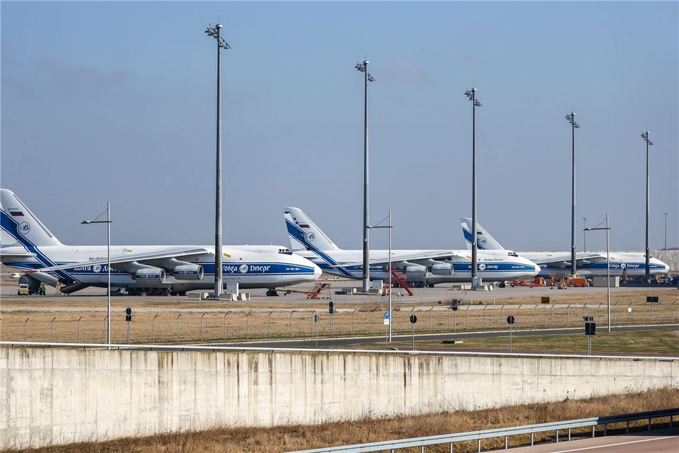 Bereits seit Februar 2022 stehen drei russische Frachtflugzeuge am Flughafen Leipzig/Halle. (Archivbild)Jan Woitas/dpa-Zentralbild/dpa