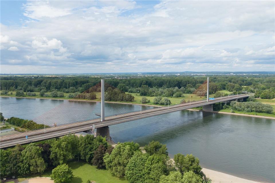 Bereits seit Februar gilt auf der betroffenen A565-Brücke ein Fahrverbot für Lastwagen über 7,5 Tonnen.Benjamin Westhoff/dpa