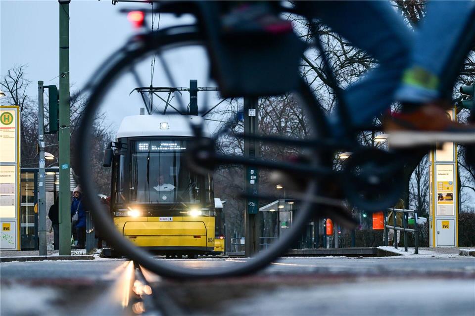 Bereits seit Tagen kommt es aufgrund der Witterung zu erheblichen Einschränkungen im Tramverkehr. (Archivbild)Sebastian Gollnow/dpa